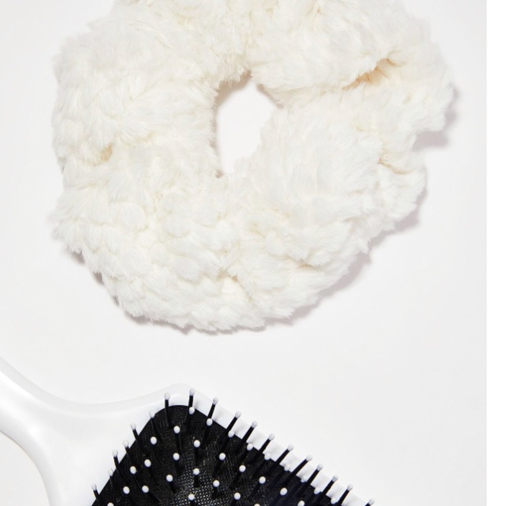 Dolls kill Fluffy Scrunche